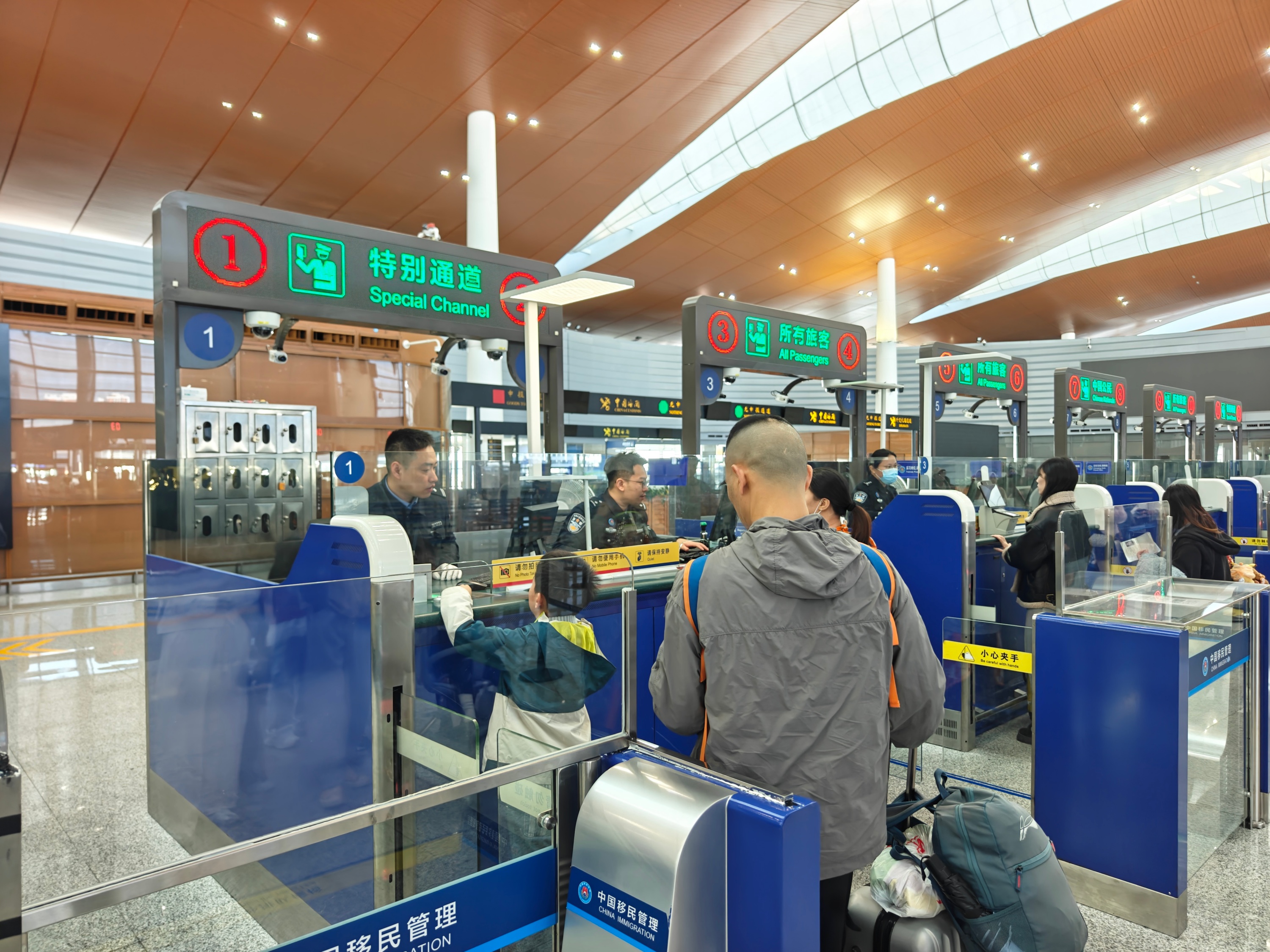 港珠澳大桥珠海公路口岸，边检民警在岗执勤，查验出境香港的旅客证件。人民网记者 王雅蝶摄
