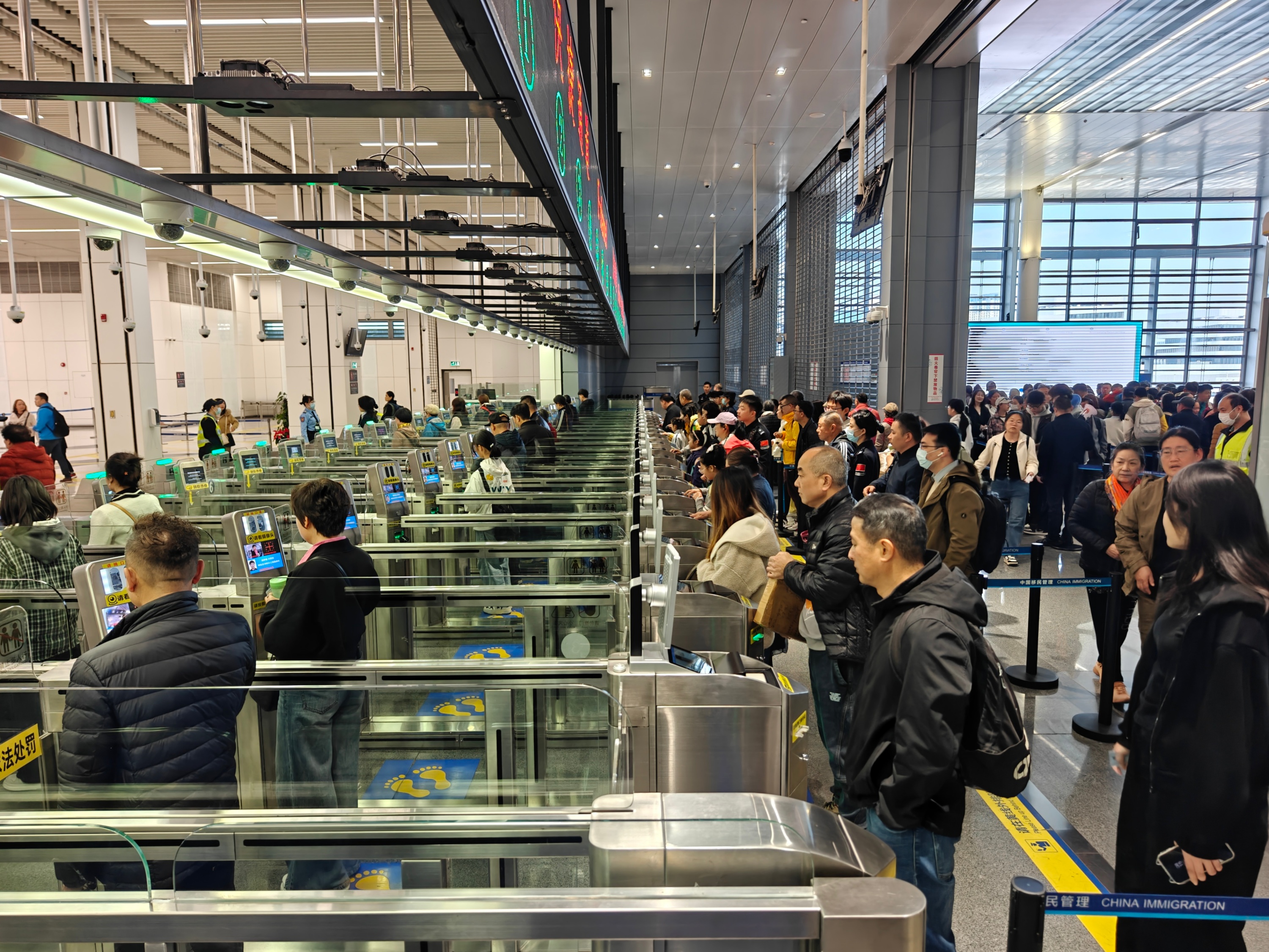 春运开启，港珠澳大桥珠海公路口岸，人潮涌动。人民网记者 王雅蝶摄