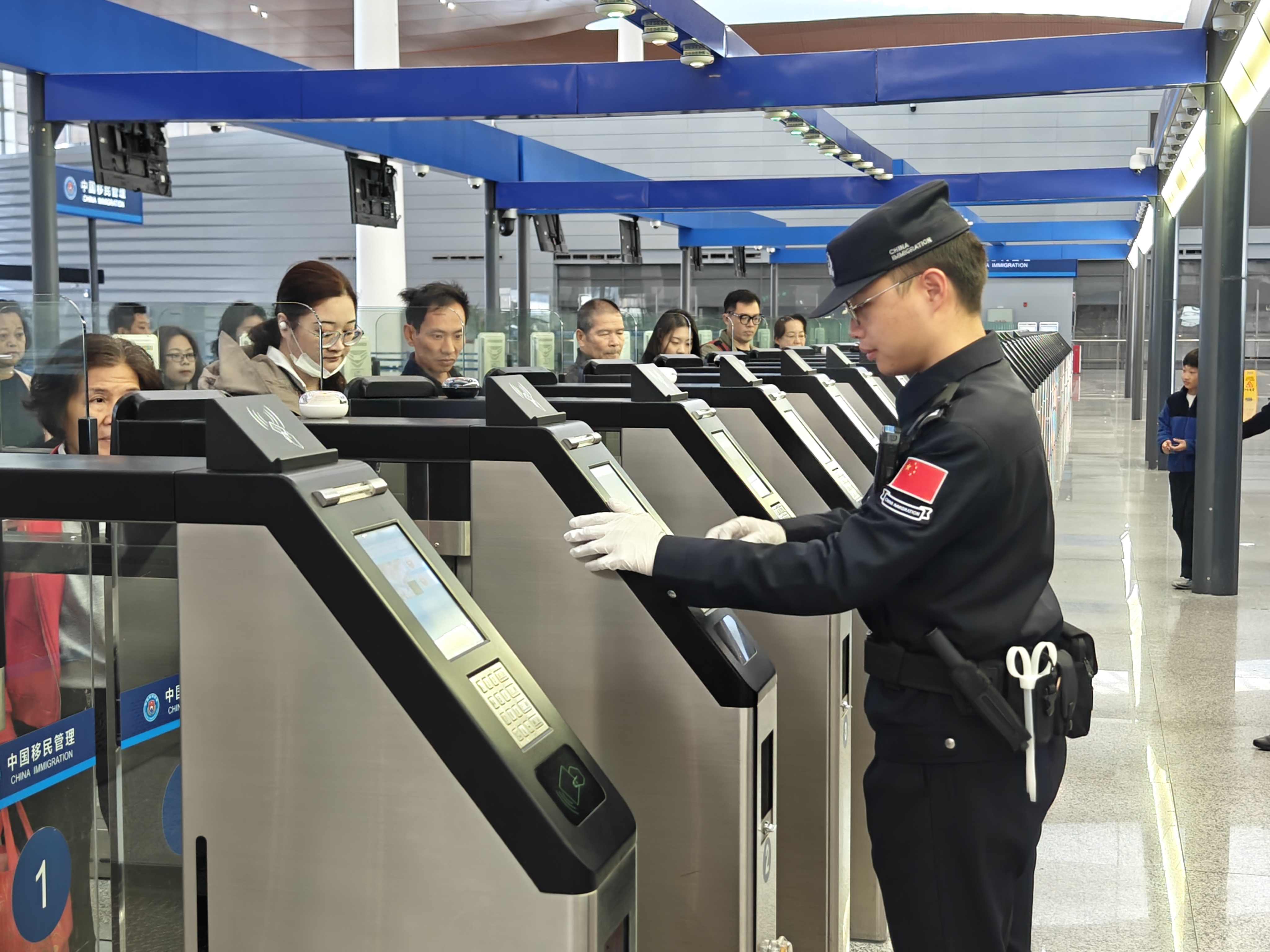 港珠澳大桥珠海公路口岸，边检民警在岗执勤，指引赴港旅客经快捷通道通关。人民网记者 王雅蝶摄